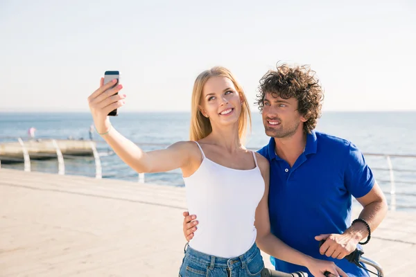 Coppia fare foto selfie su smartphone all'aperto — Foto Stock