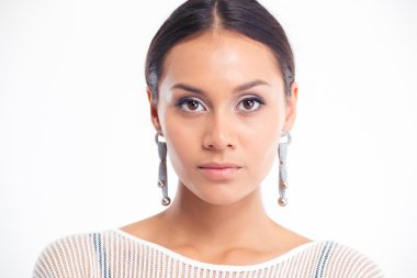 Güzel bir genç kadının portresi.