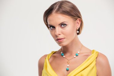 Kameraya bakarak büyüleyici kadın