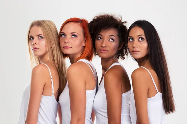 Pensoso quattro ragazze guardando in alto — Foto Stock