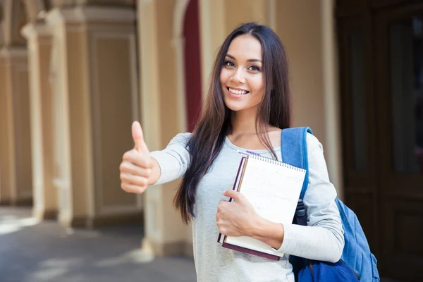 Sorrindo estudante do sexo feminino mostrando polegar para cima — Fotografia de Stock