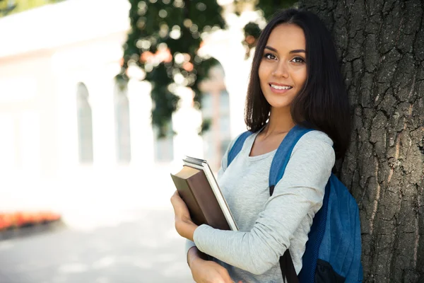 Portret van een glimlachende vrouwelijke student — Stockfoto