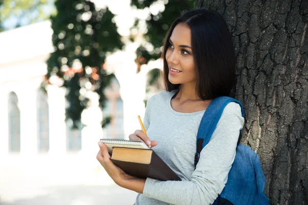 Portret myślących kobiet student — Zdjęcie stockowe