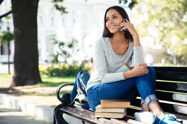 Étudiante parlant au téléphone à l'extérieur — Photo