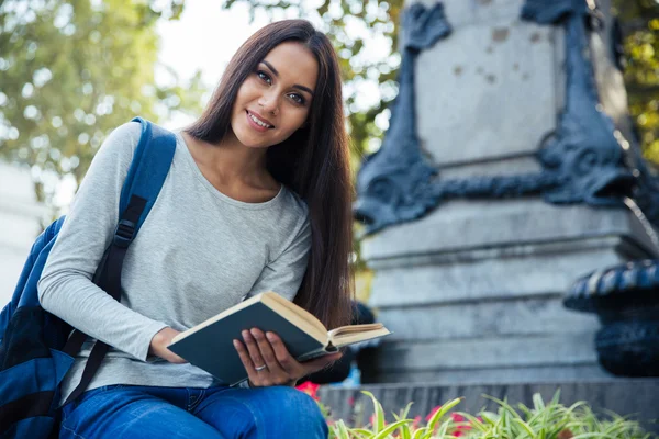 Estudiante sosteniendo libro al aire libre —  Fotos de Stock