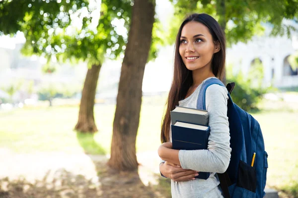 Porträtt av en leende kvinnlig student — Stockfoto