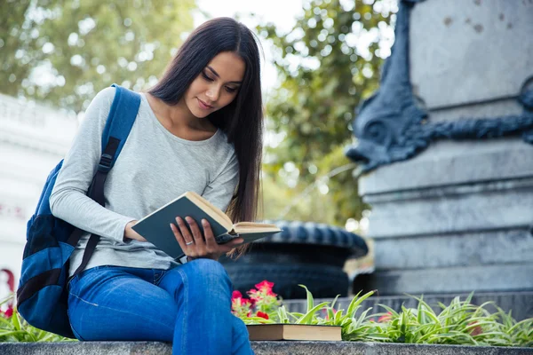 Femme étudiant livre de lecture en plein air — Photo