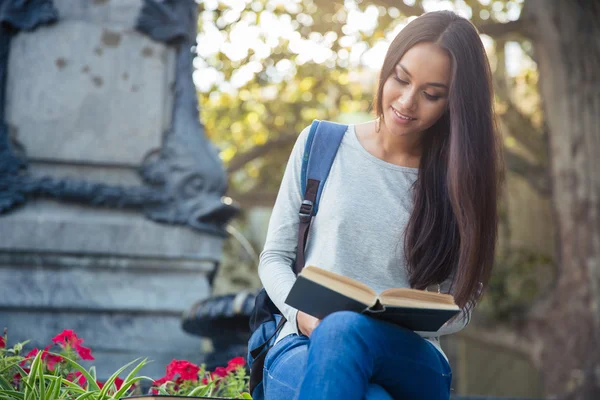 Ragazza lettura libro all'aperto — Foto Stock