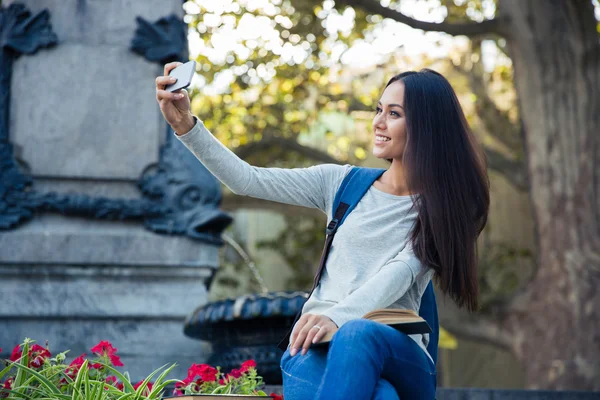 Studentin macht Selfie-Foto auf Smartphone — Stockfoto