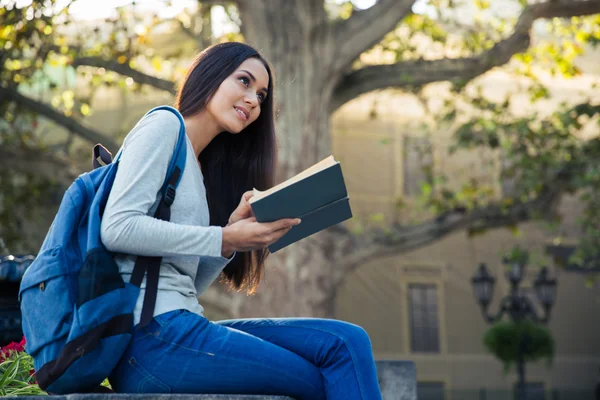 周到的女学生，拿着本书的肖像 — 图库照片