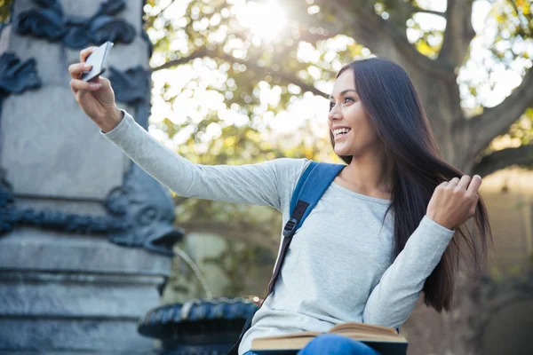 Bella ragazza che fa foto selfie — Foto Stock