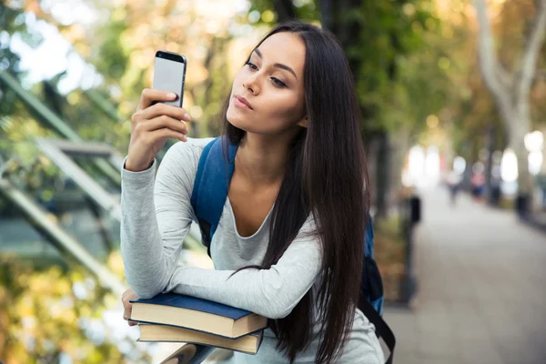 Estudiante usando smartphone — Foto de Stock