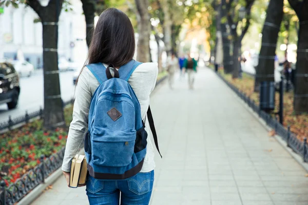 Rückseite Porträt einer Studentin beim Gehen — Stockfoto