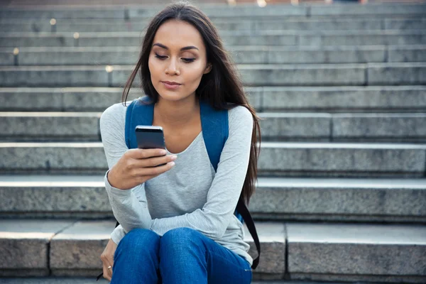 Hermosa mujer usando teléfono inteligente al aire libre — Foto de Stock