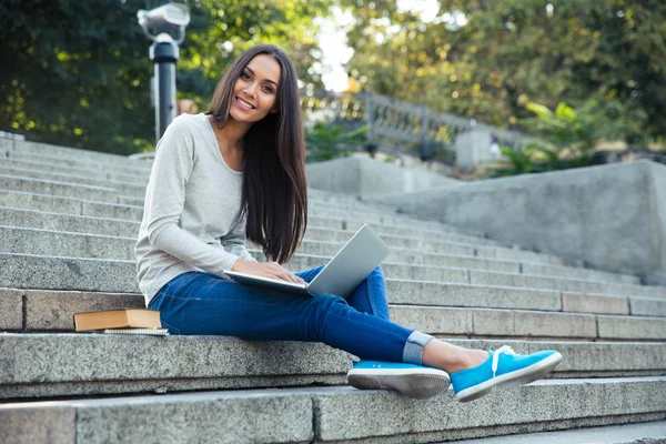 ノート パソコンを屋外で使う女性の学生 — ストック写真
