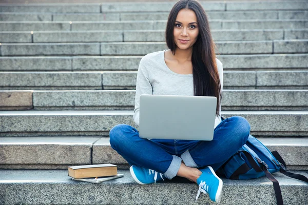 Happy woman using laptop computer outdoors — Stock Photo, Image