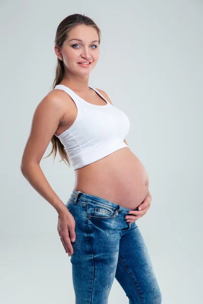 Portrait of a smiling pregnant woman — Stok fotoğraf