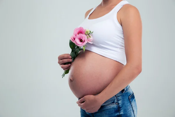Mujer embarazada con flores — Foto de Stock