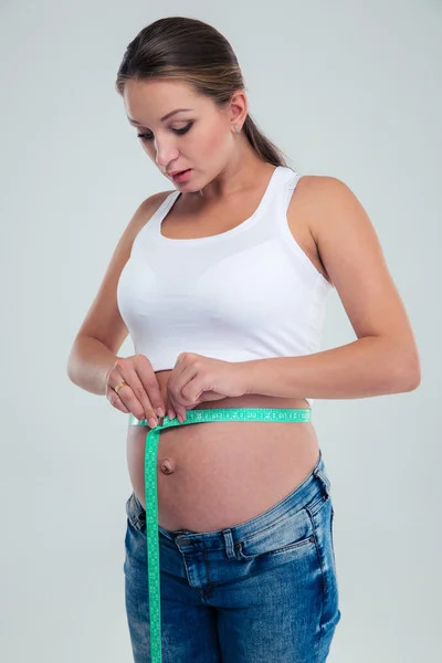 Беременная женщина, измеряющая беременность живота — стоковое фото