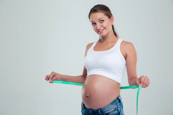 Mujer embarazada con cinta métrica — Foto de Stock