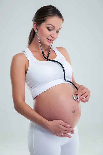 Femme enceinte en cours d'examen avec stéthoscope — Photo