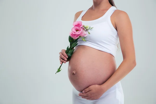 Retrato de cerca de una mujer embarazada sosteniendo una flor — Foto de Stock