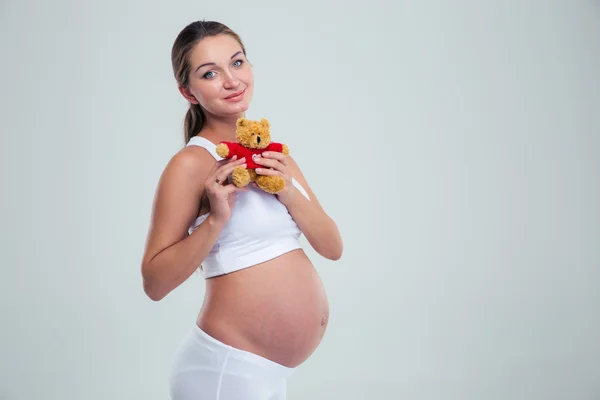 Gravid kvinna som håller i nalle — Stockfoto