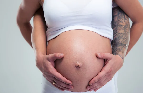 Hombre abrazando el estómago de una mujer embarazada — Foto de Stock