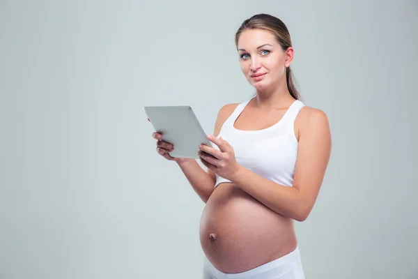 Retrato de una embarazada usando tableta — Foto de Stock