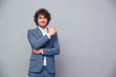 İş adamı işaret parmağı uzakta gülümseyen