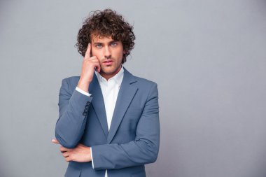 Kameraya bakarak dalgın işadamı