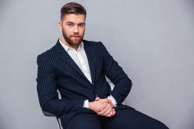 ofis sandalye üzerinde oturan işadamı