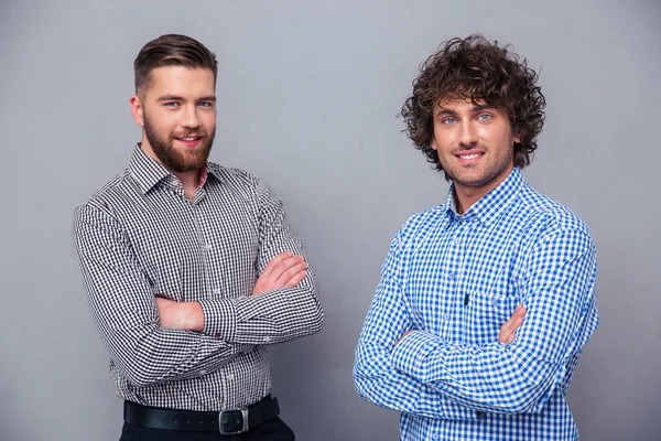 Deux hommes heureux debout avec les bras croisés — Photo