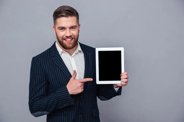 Бизнесмен указывает пальцем на экран планшетного компьютера — стоковое фото