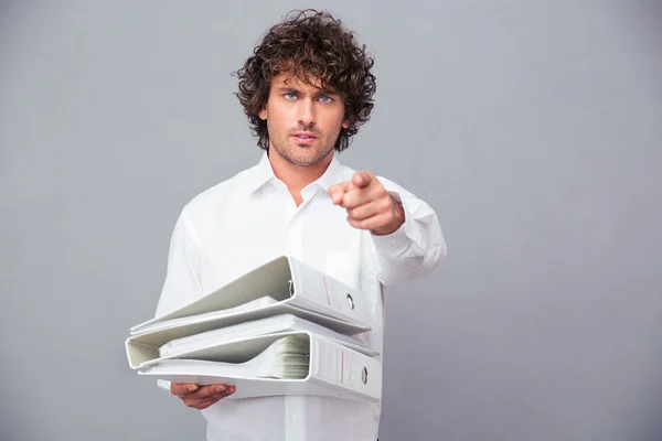 Geschäftsmann zeigt mit dem Finger auf Kamera — Stockfoto