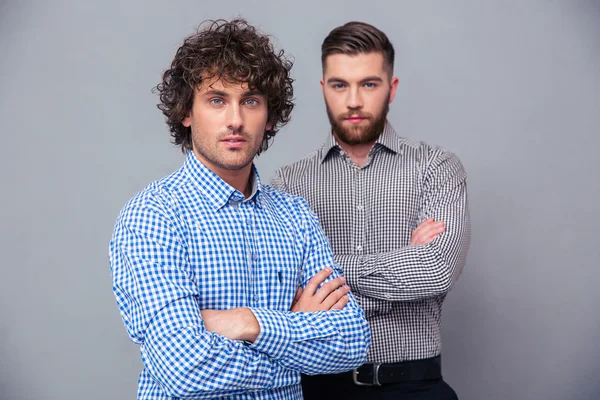 Casual businessmen standing with arms folded — 图库照片