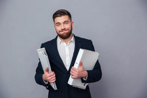 Retrato de um empresário engraçado segurando pastas — Fotografia de Stock