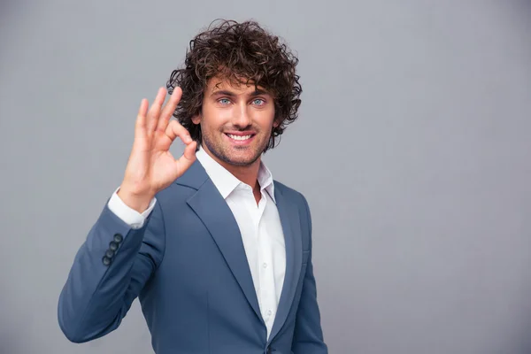 Hombre de negocios sonriente mostrando señal OK — Foto de Stock