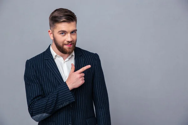 Feliz hombre de negocios señalando con el dedo o — Foto de Stock