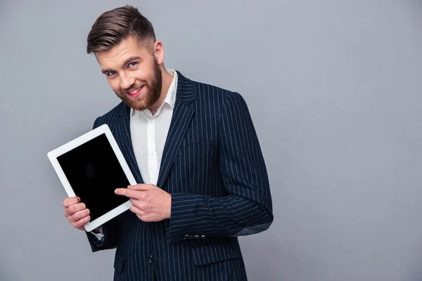 Счастливый бизнесмен показывает экран планшетного компьютера — стоковое фото