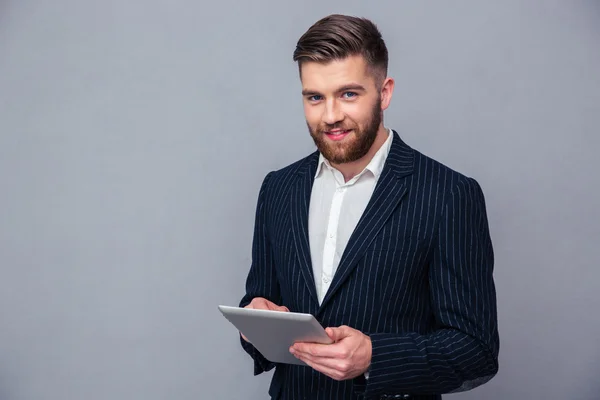 Hombre de negocios feliz usando tableta — Foto de Stock