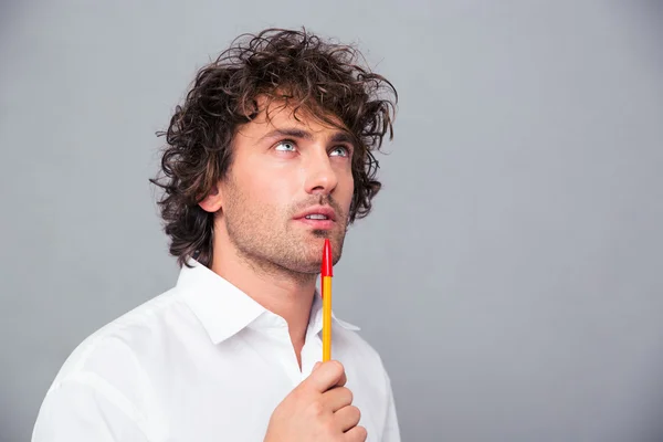 Retrato de um empresário pensativo com caneta — Fotografia de Stock