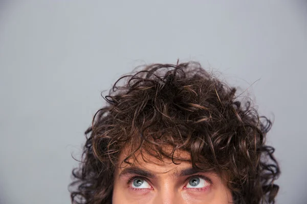 Homem com cabelo encaracolado olhando para o copyspace — Fotografia de Stock