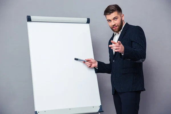 Businessman presenting something on blank board — Stockfoto