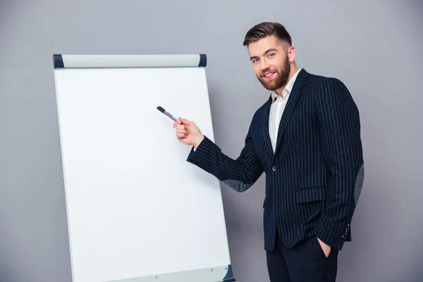 Businessman presenting something on blank board — ストック写真