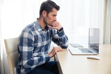 Adam evde laptop arıyorum