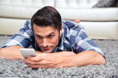 Smartphone yere kullanan adam