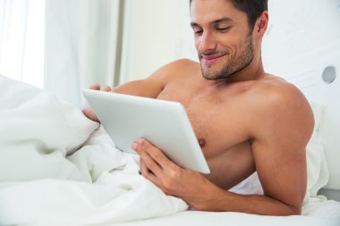Tablet bilgisayar kullanan adam