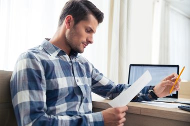 Adam evde faturaları kontrol