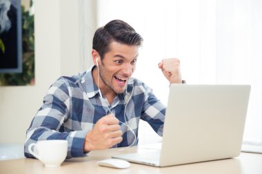 Onun laptop oyun izleyen adamım